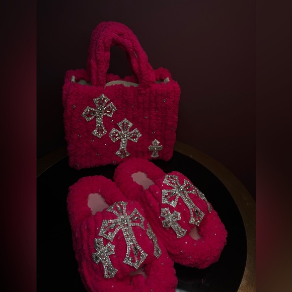 Custom made pink yarn slides and matching purse - Picture 5 of 6